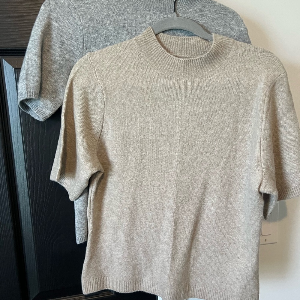 Abercrombie & Fitch Women's Sweater Set - Gray and Cream 2 sweaters